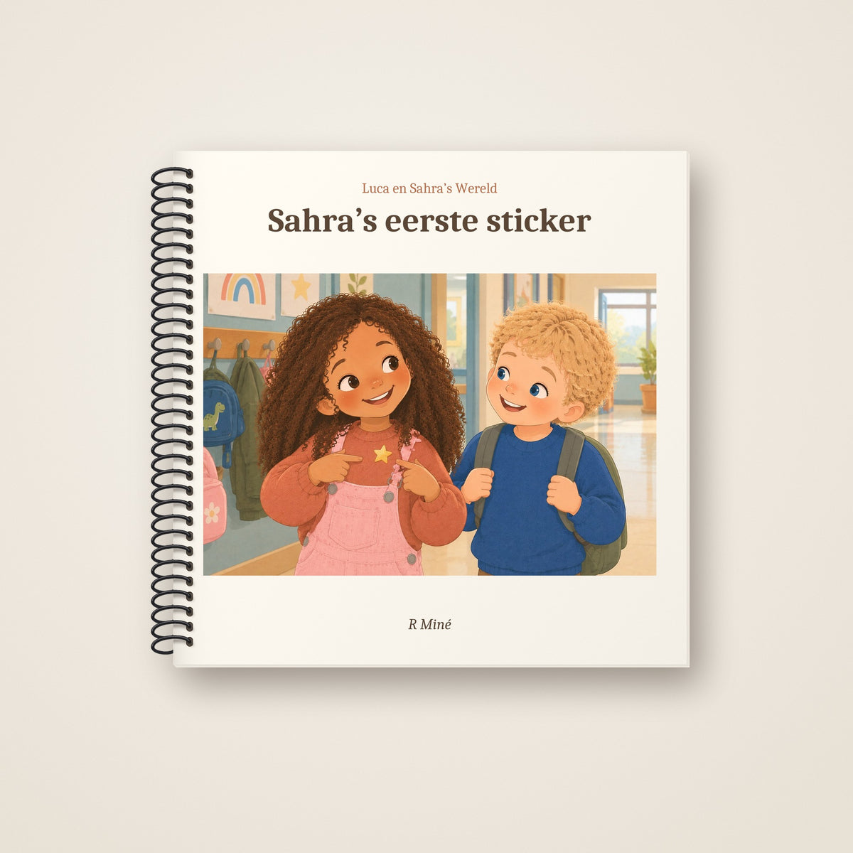 Sahra's eerste sticker – voorkant, spiraalgebonden prentenboek
